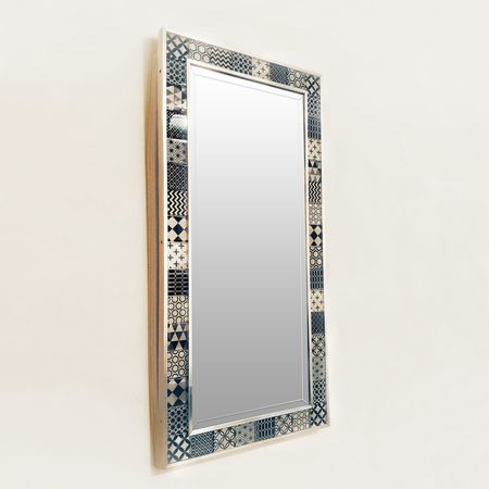 Oglindă dreptunghiulară cu ramă realizată din pătrate decorative din sticlă
